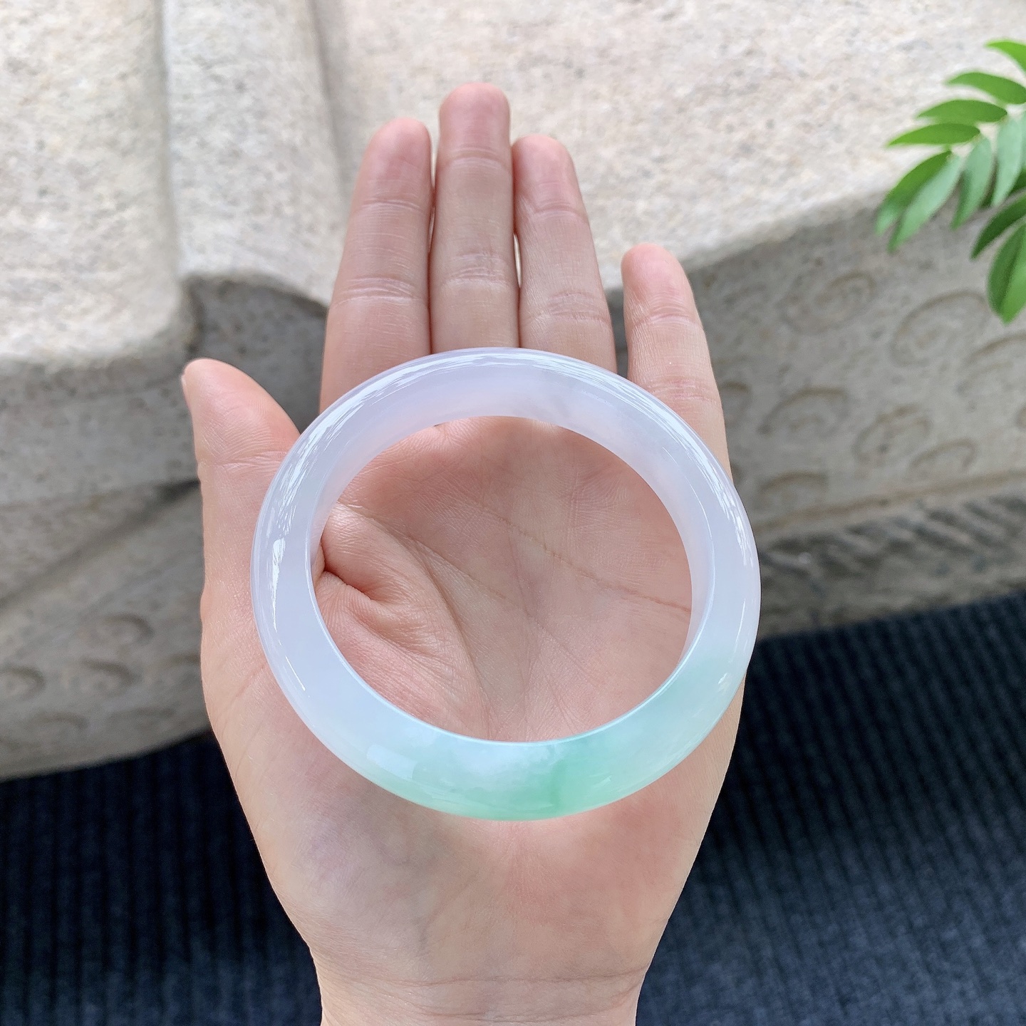 正圈55 56【圈口】56.4/12/8.5【编码】C5010554【描述】糯冰飘绿，水润，种老，细腻，打灯有棉线