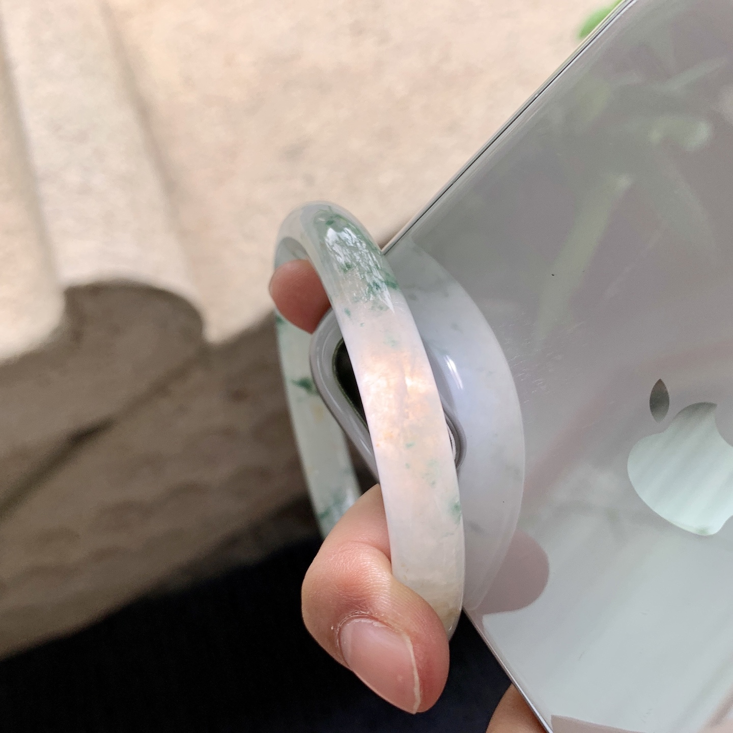 圆条53 54【圈口】54.7/9.3/9.2【编码】A1041516【描述】糯冰飘花，水润，种老，细腻，打灯有棉线