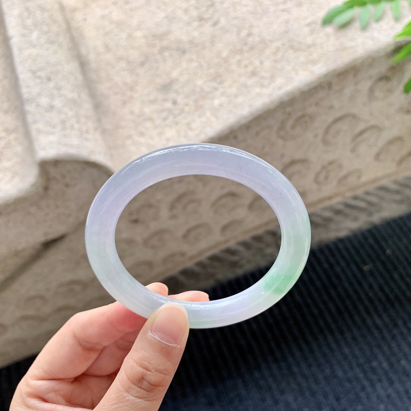 圆条54 55【圈口】55/9.1/9.3【编码】A2041509【描述】糯冰春彩，水润，种老，细腻，有纹线