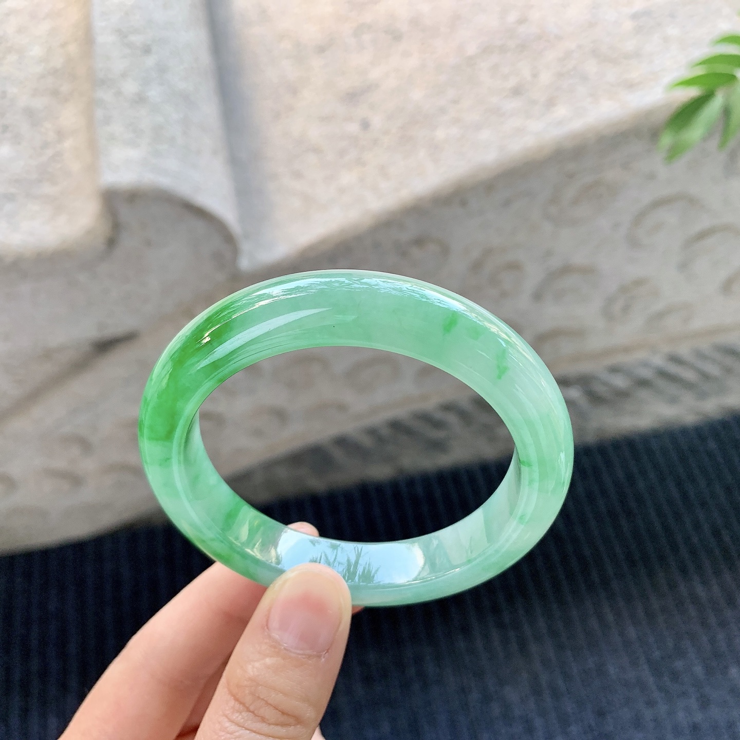 正圈55 56 【圈口】55/11.6/8.7 【编码】A1031875 【描述】糯冰飘阳绿，水润，种老，细腻，打灯有棉线