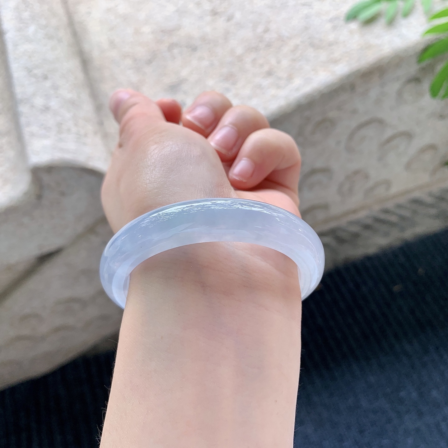 正圈49 50【圈口】50.8/11/8【编码】B2041512【描述】冰糯紫罗兰，水润，种老，细腻，无裂