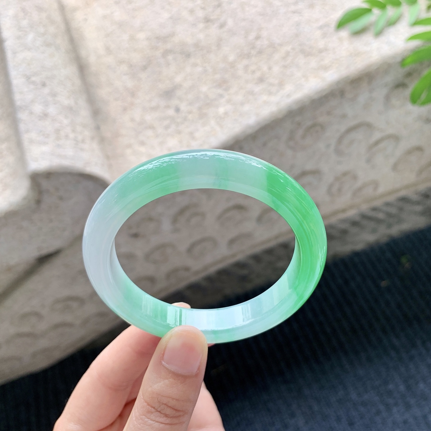 正圈55 56【圈口】56.2/11.7/8.5【编码】GH041542【描述】糯冰飘辣阳绿，水润，种老，细腻，无裂