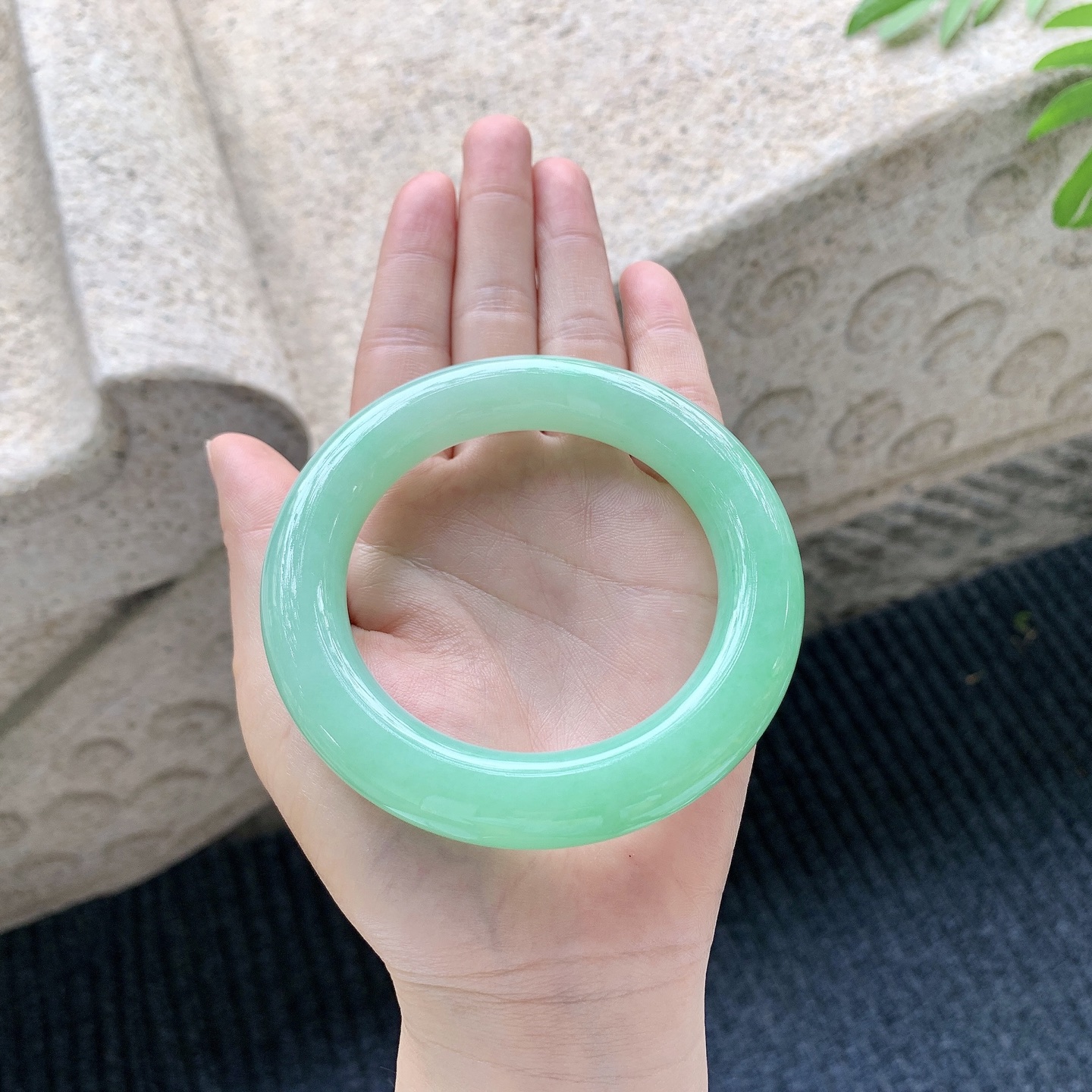 圆条58 59【圈口】58.4/12.8/12.8【编码】GH041543【描述】糯冰满绿，色匀，水润，种老，细腻，无裂纹