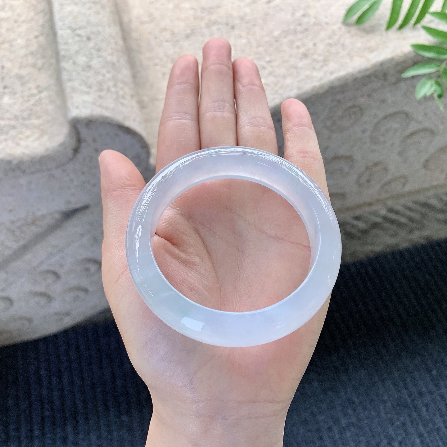 正圈55 56【圈口】56/14/9【编码】HT121411【描述】冰种，清透，水润，种老，细腻，打灯有絮线