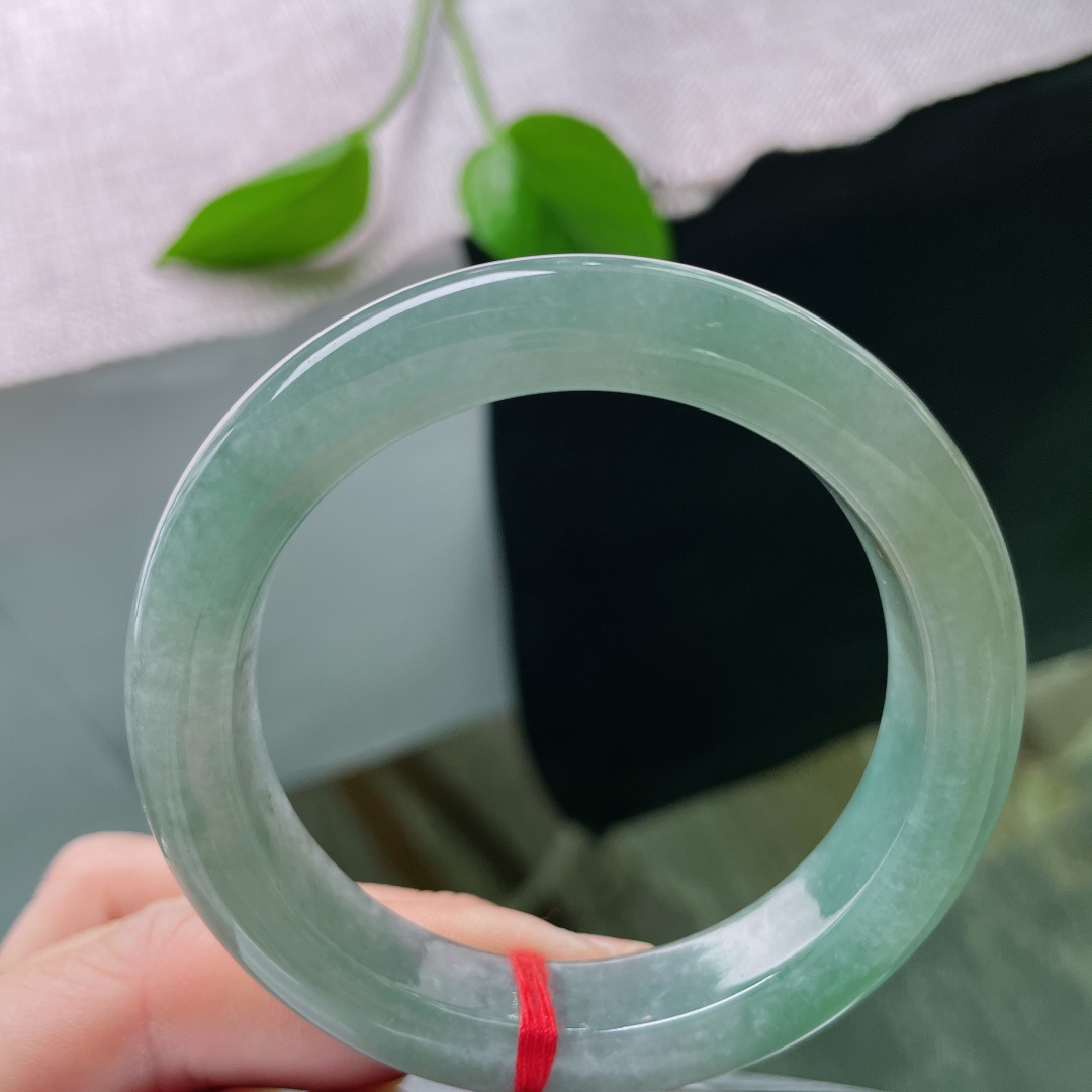 53/12/9，湖水蓝正圈，种老，饱满圆润，不艳不燥，是被岁月浸养的老玉，无裂，洒金，ss49798a