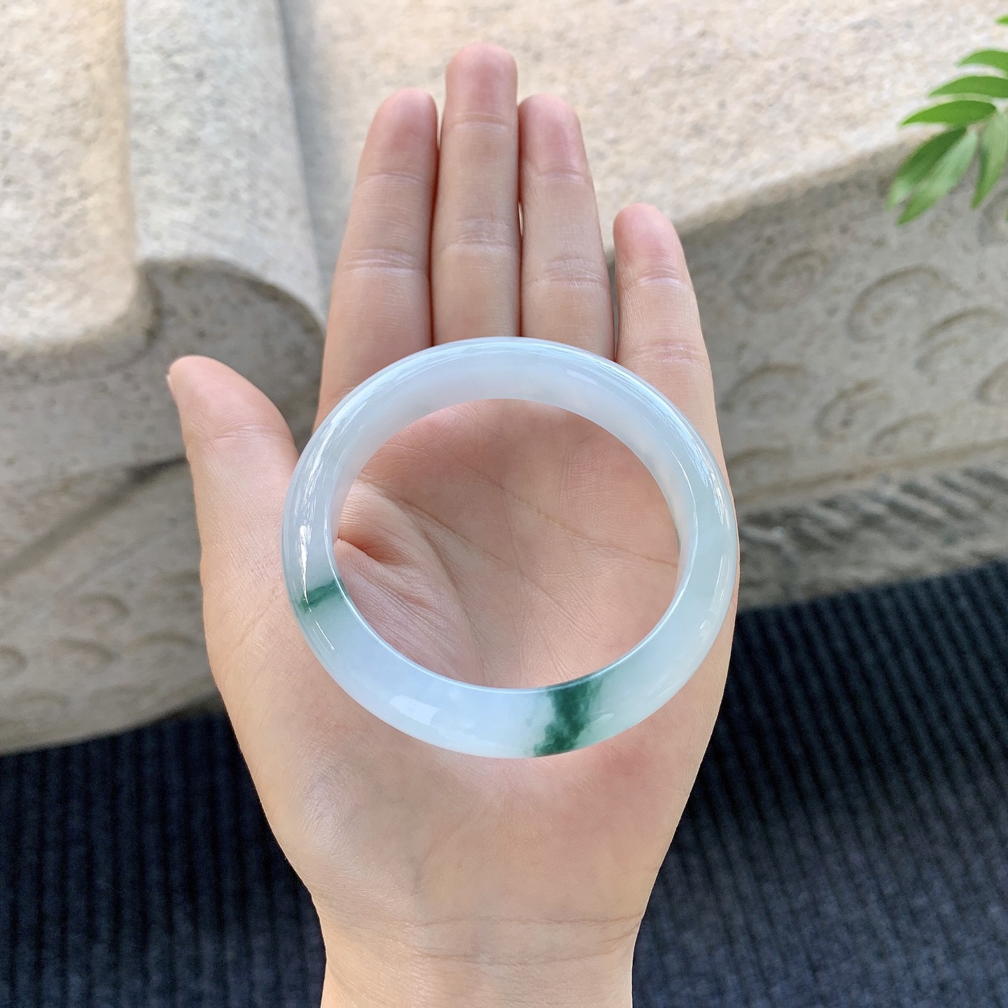 正圈51 52【圈口】52.5/11.4/7.9【编码】C5121219【描述】冰糯飘绿，水润，种老，细腻，打灯有絮线