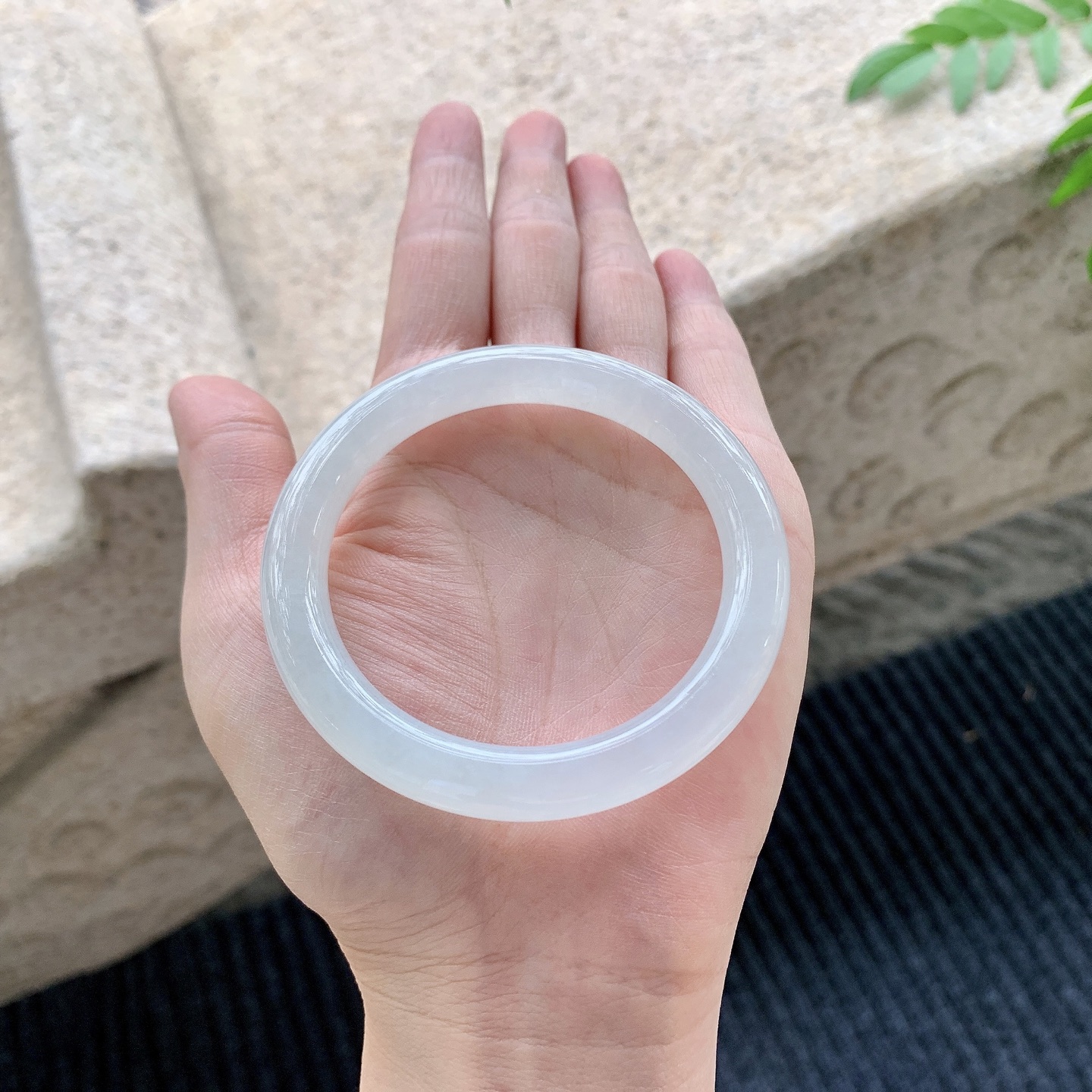 圆条52 53【圈口】53/8.3/8.5【编码】B2041514【描述】糯冰底色，水润，种老，细腻，打灯有棉纹