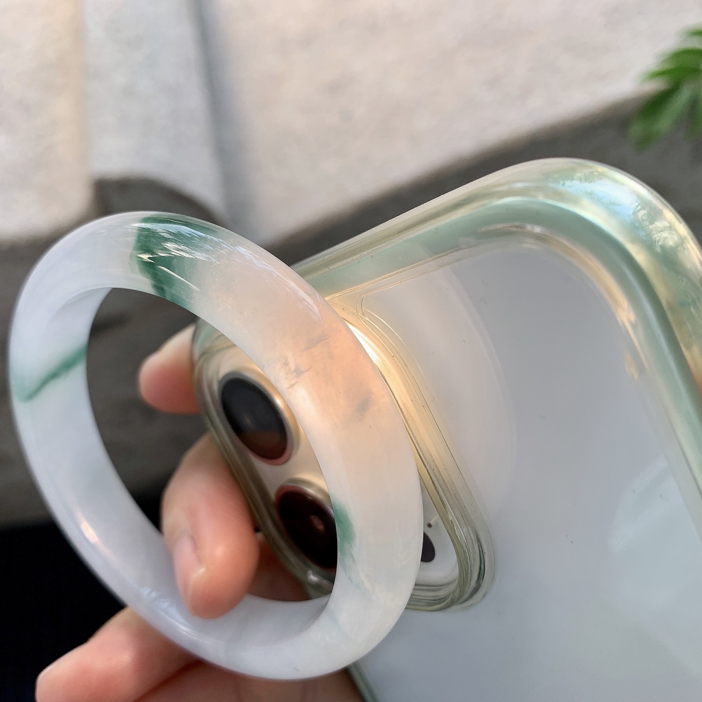 正圈51 52【圈口】52.5/11.4/7.9【编码】C5121219【描述】冰糯飘绿，水润，种老，细腻，打灯有絮线