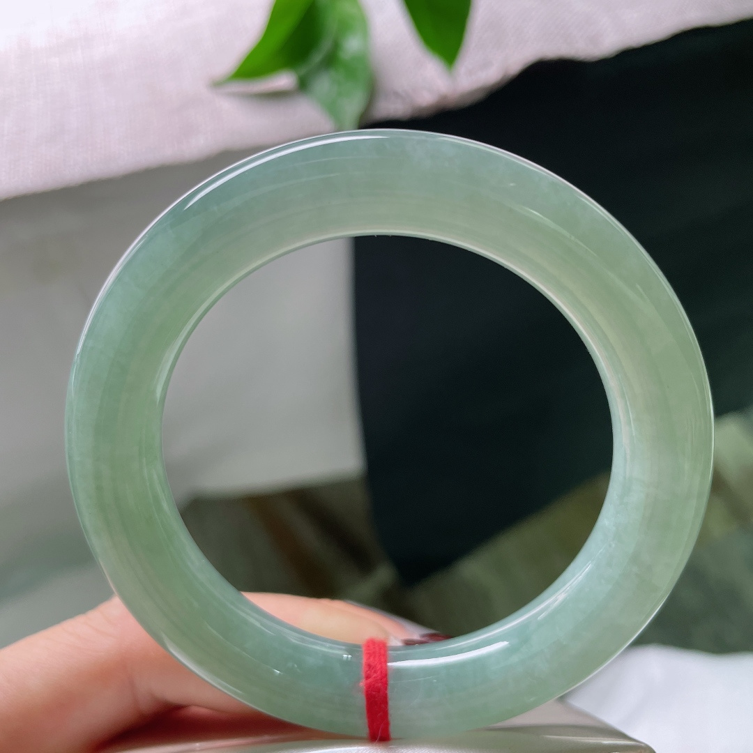 54.6/11.1，绿底圆条，水润，细腻，内蕴温润脂光，似有暗香浮动，无裂，ss49153a