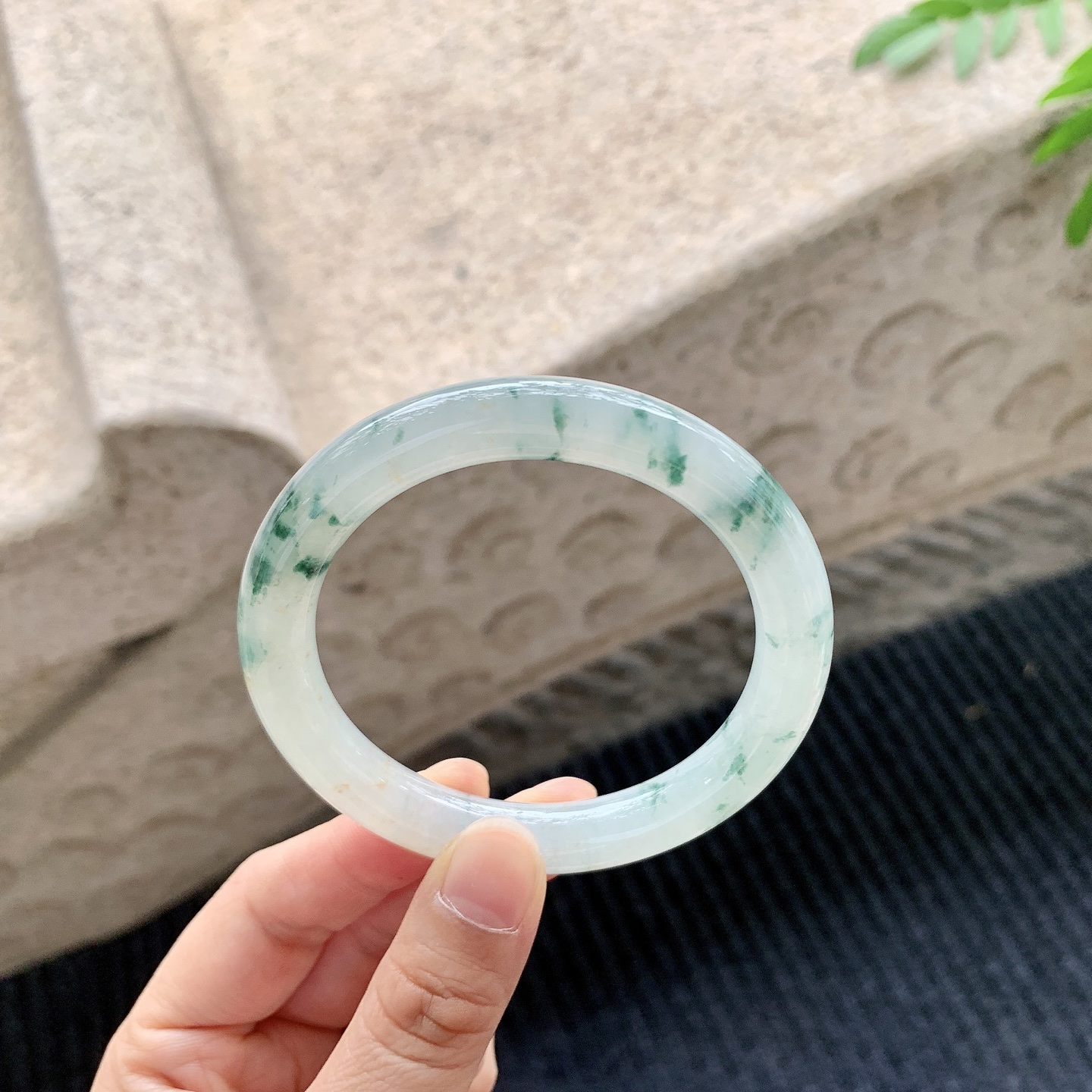 圆条53 54【圈口】54.7/9.3/9.2【编码】A1041516【描述】糯冰飘花，水润，种老，细腻，打灯有棉线