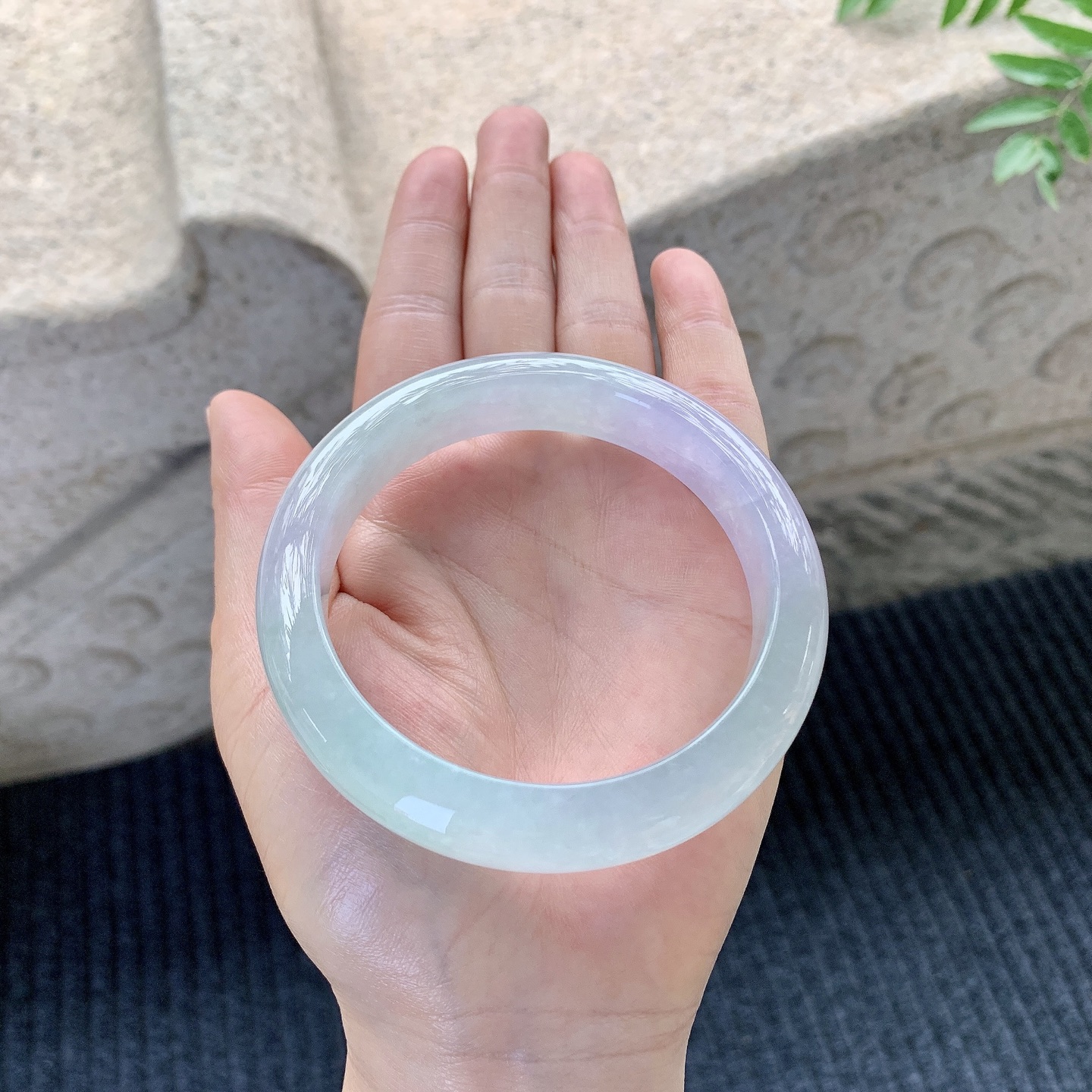 正圈59 60【圈口】60.7/13/9【编码】B2041369【描述】冰糯春彩，水润，种老，细腻，打灯有絮线