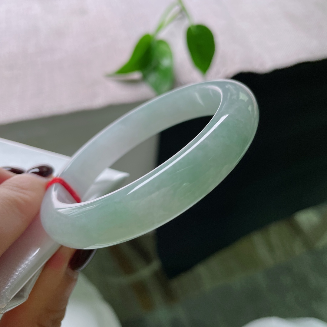 57/12.1/8.3，绿底正圈，双色丝线如烟如雾，在腕间缠绕、渐变、交融，无裂，ss50498a