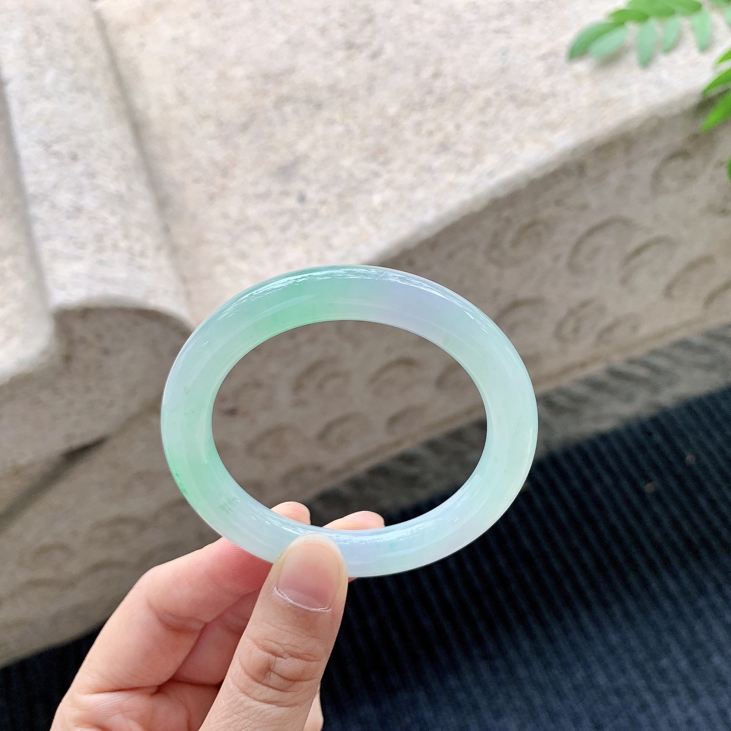 圆条50 51【圈口】51.4/9/9.1【编码】A2041508【描述】细糯飘绿，水润，种老，细腻，有纹线