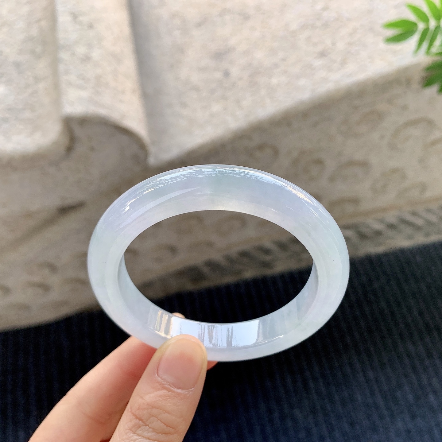 正圈53 54【圈口】54.2/10.8/8.9【编码】C5012523【描述】糯冰紫底，水润，种老，细腻，无裂