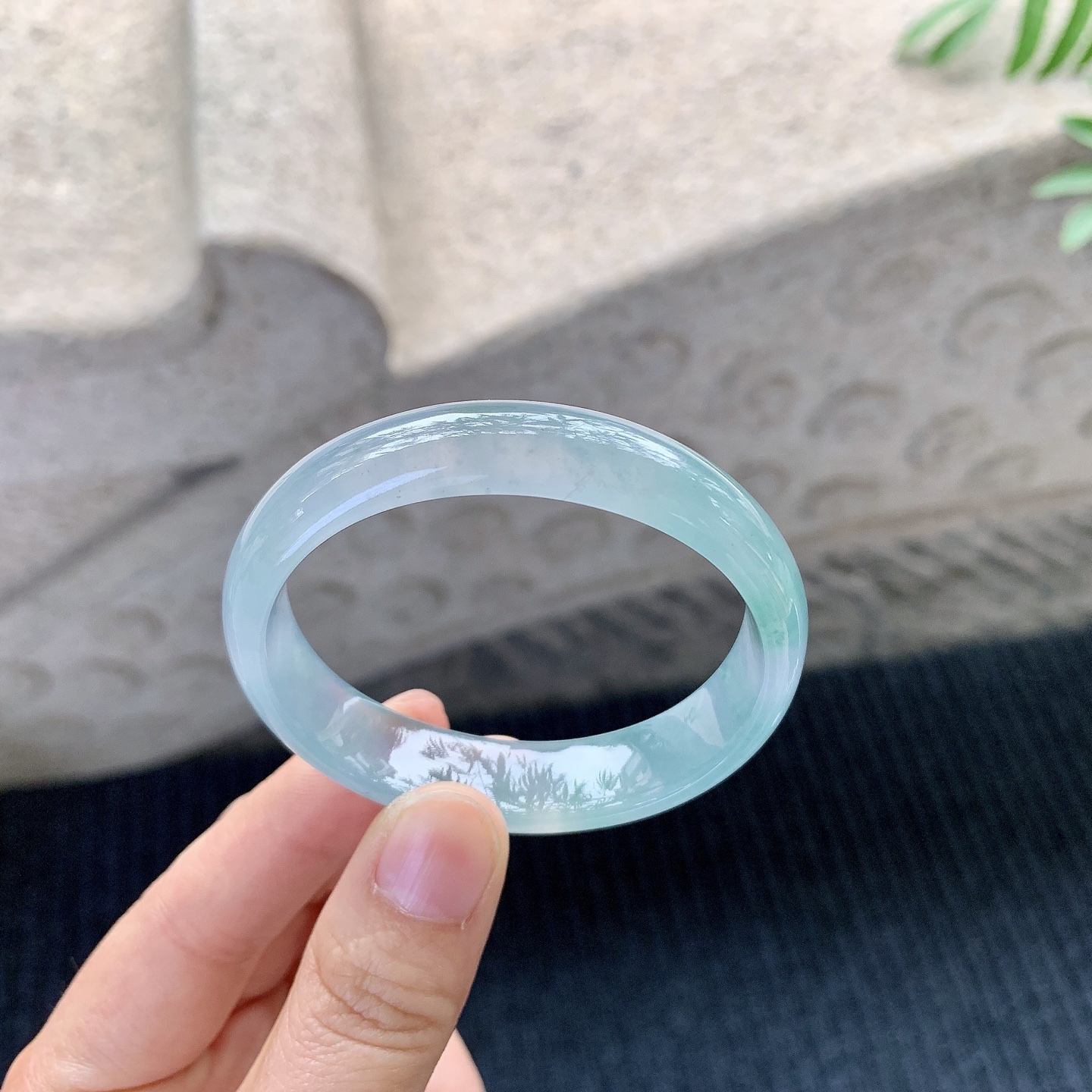 贵妃49 50【圈口】50.6/45.6/11.8/6【编码】H1121433【描述】冰糯紫底飘花，水润，种老，细腻，无裂