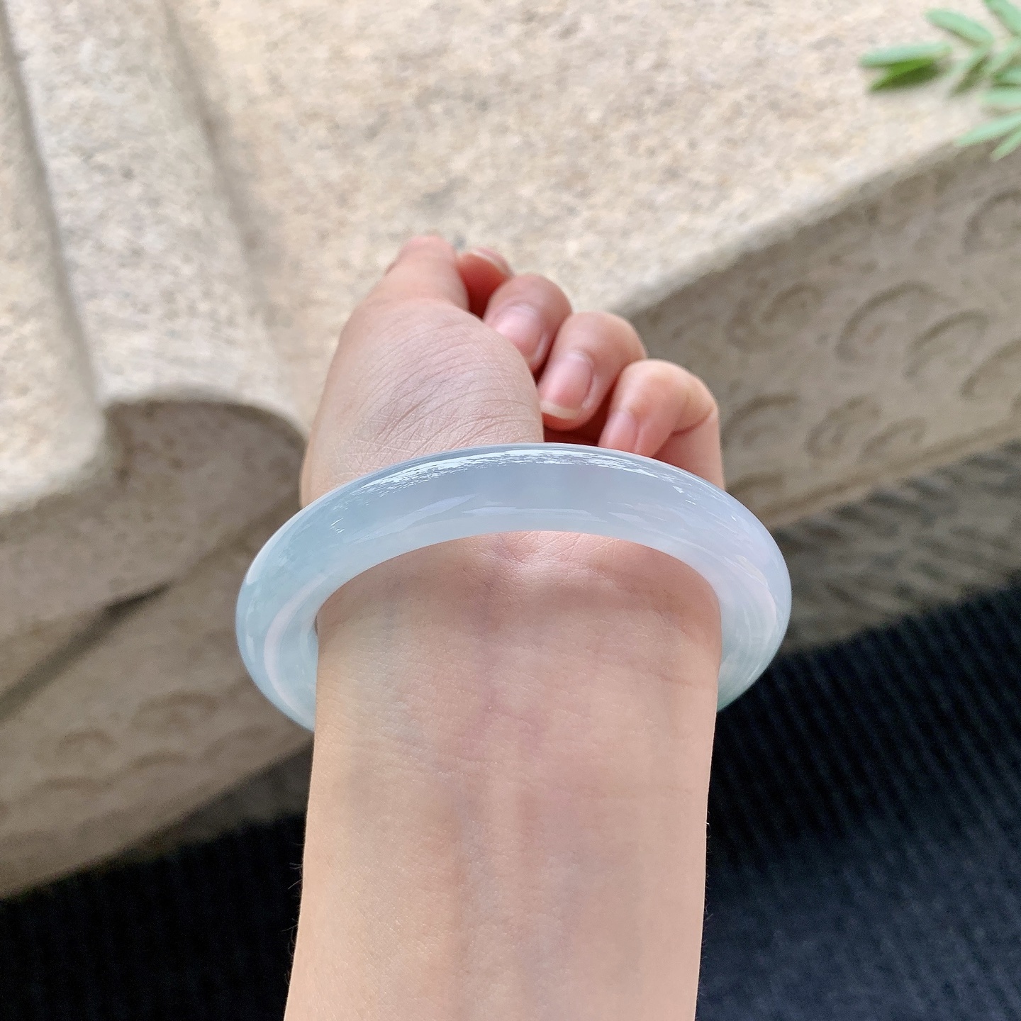 圆条55 56【圈口】56.8/10.7/10.2【编码】B2040815【描述】冰糯春彩，水润，种老，细腻，内侧有絮线