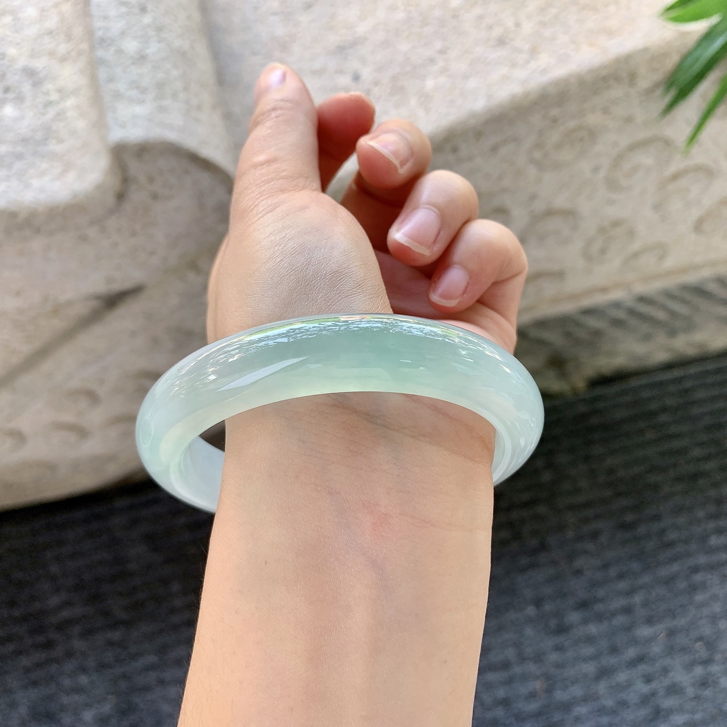 正圈62 63【圈口】63/13/9.4【编码】T1080902【描述】冰糯晴绿，清透，水润，种老，细腻，无裂