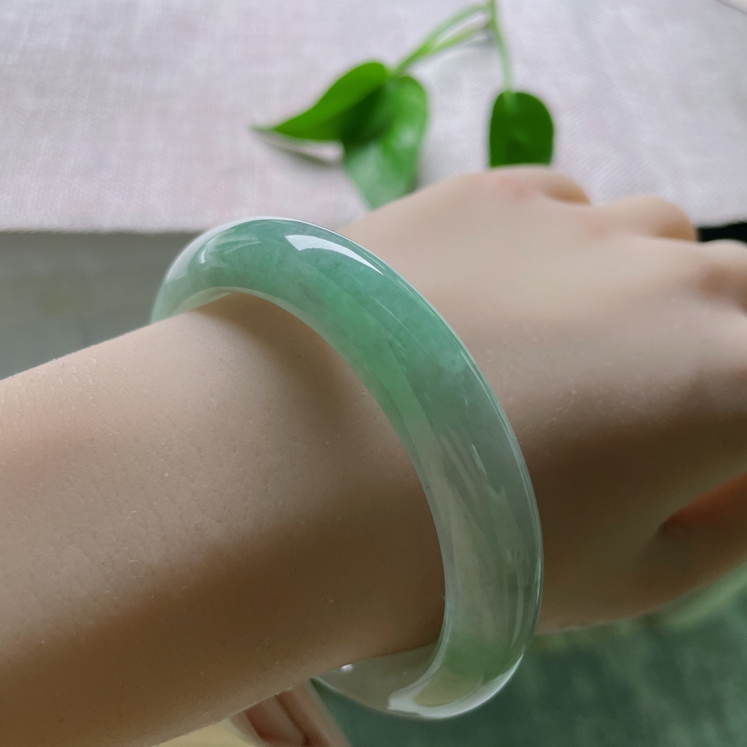 56.6/12.3/8.4，浅绿底正圈，像春溪漫过青石时，深浅不一的苔痕在浅绿底色上晕开。无裂，ss50733a