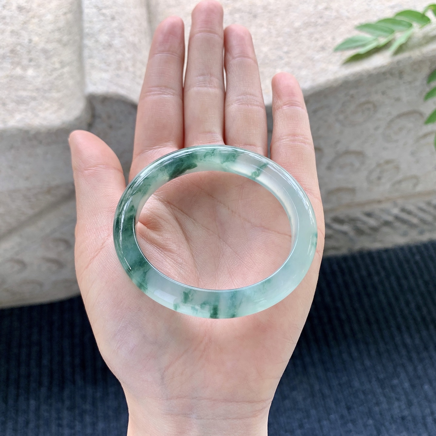 贵妃50 51 圈口51.3/45.4/9.5/7.4 糯冰飘绿花，水润，种老，细腻，打灯有纹线GL