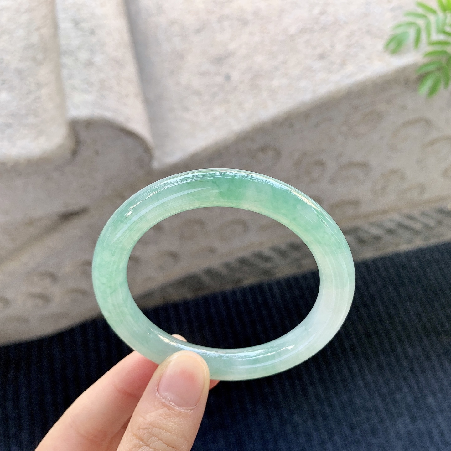 圆条52 53【圈口】53/9/9【编码】DW012915【描述】糯冰飘绿，水润，种老，细腻，打灯有棉线