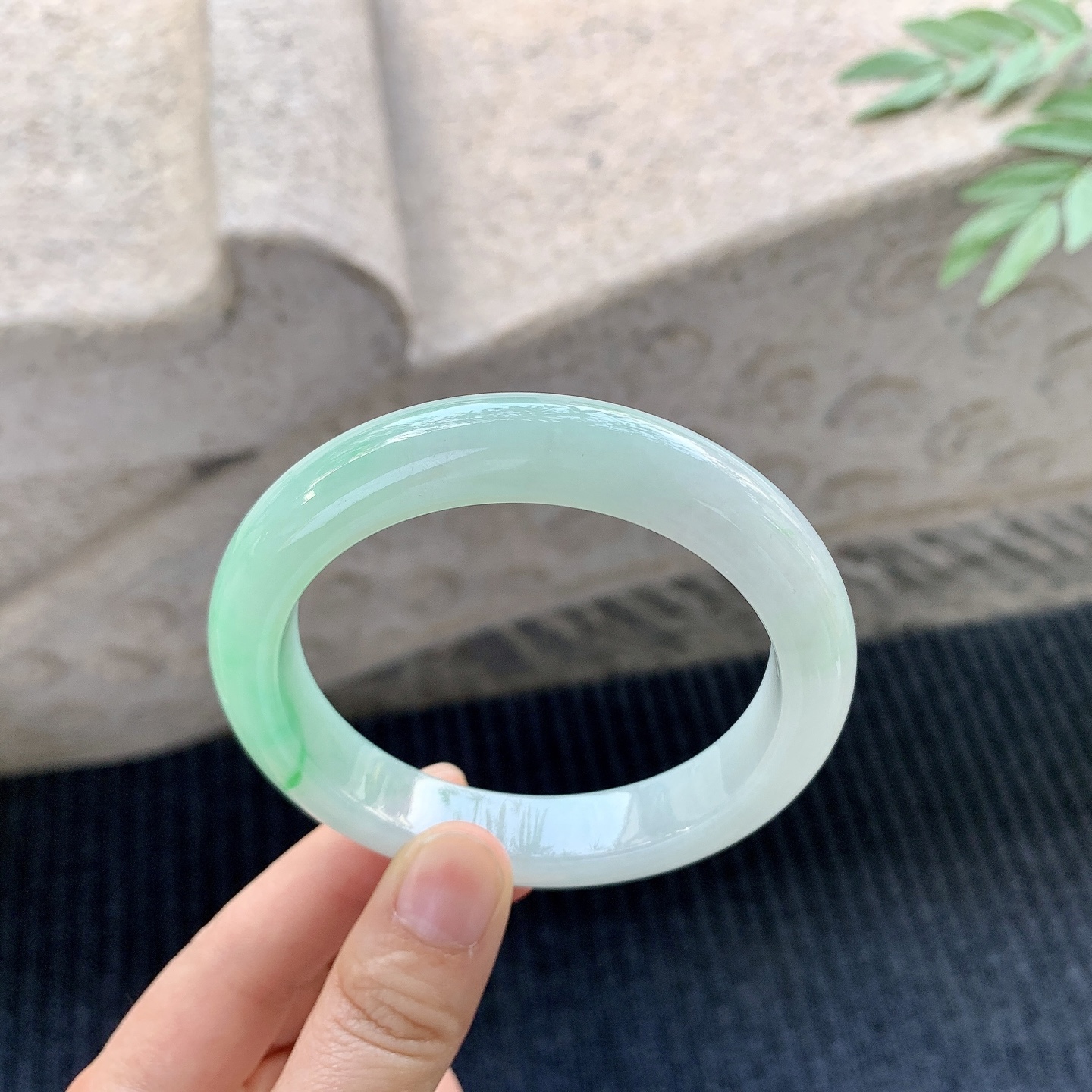 正圈58 59【圈口】59/11.9/9.2【编码】GL121335【描述】冰糯飘绿，水润，种老，细腻，打灯有棉线