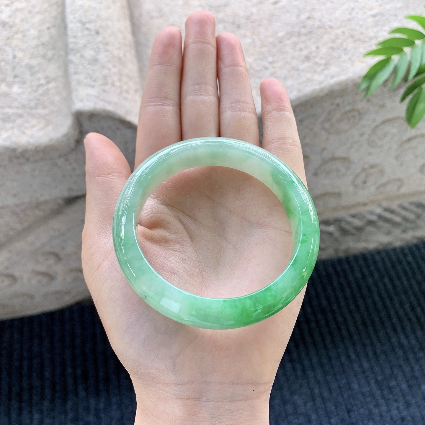 正圈55 56【圈口】56.2.12.6/8.4【编码】A1012165【描述】冰糯阳绿，水润，种老，细腻，无裂