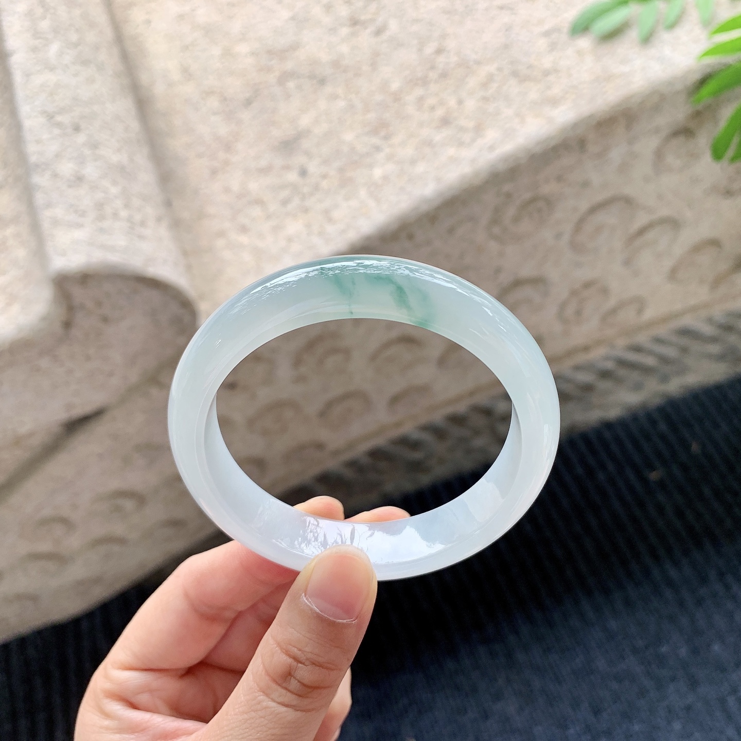 正圈54 55【圈口】55.7/12.7/7.8【编码】GJ041527【描述】糯冰飘花，水润，种老，细腻，无裂