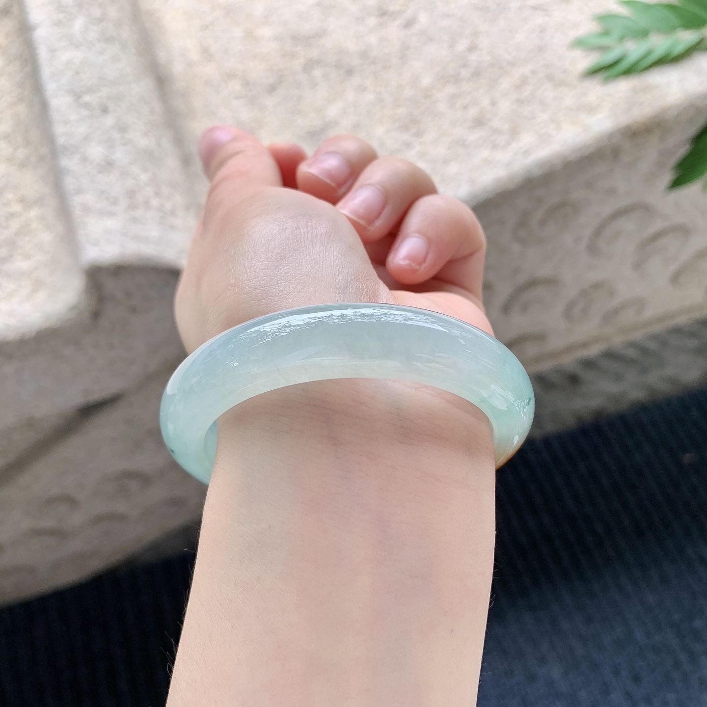 正圈52 53【圈口】53.5/12.4/8【编码】T6040919【描述】冰糯飘黄翡，水润，种老，细腻，无裂