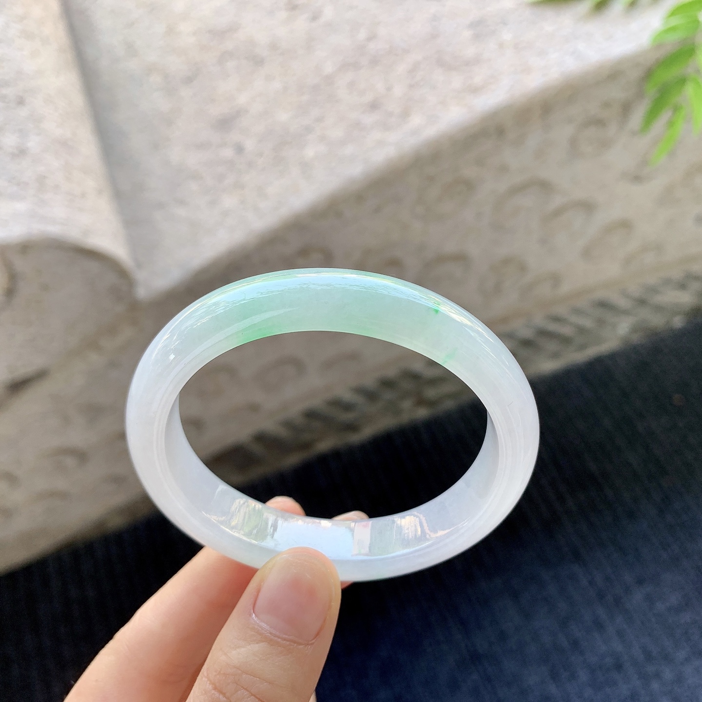 贵妃53 54【圈口】54.3/46.4/12/7.6【编码】C5031366【描述】糯冰飘阳绿，水润，种老，细腻，无裂