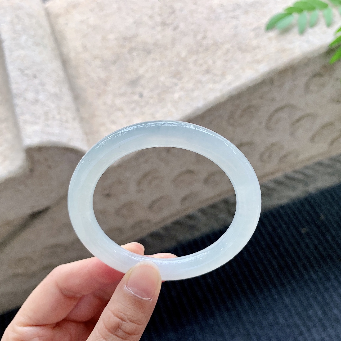 圆条52 53【圈口】53/8.3/8.5【编码】B2041514【描述】糯冰底色，水润，种老，细腻，打灯有棉纹