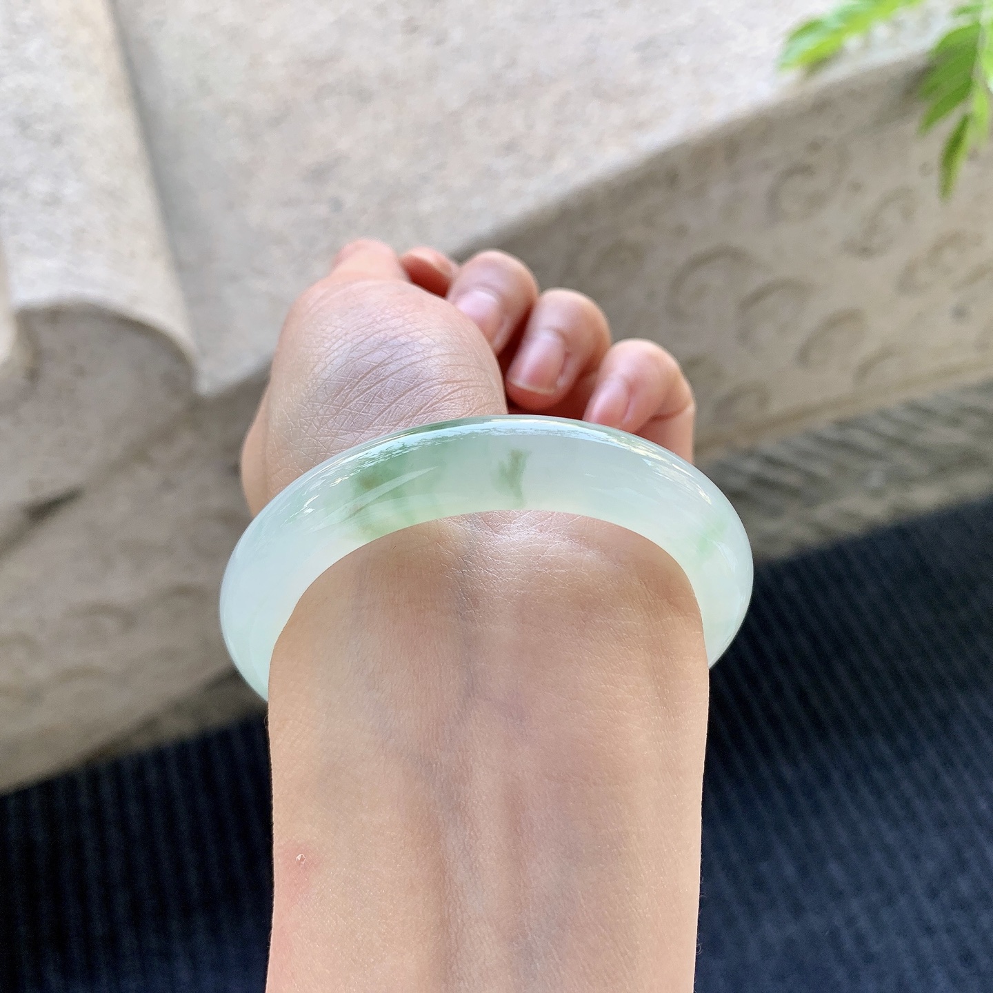 正圈49 50【圈口】50.8/10.2/7.8【编码】GF031721【描述】冰糯飘绿，清透，水润，种老，细腻，打灯有棉线