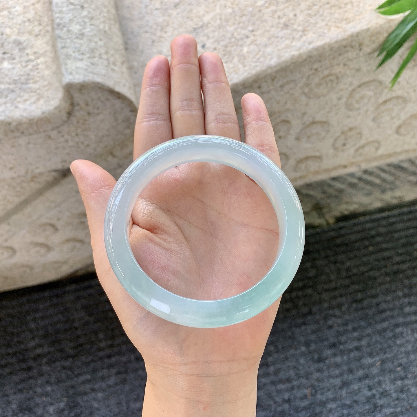 正圈62 63【圈口】63/13/9.4【编码】T1080902【描述】冰糯晴绿，清透，水润，种老，细腻，无裂