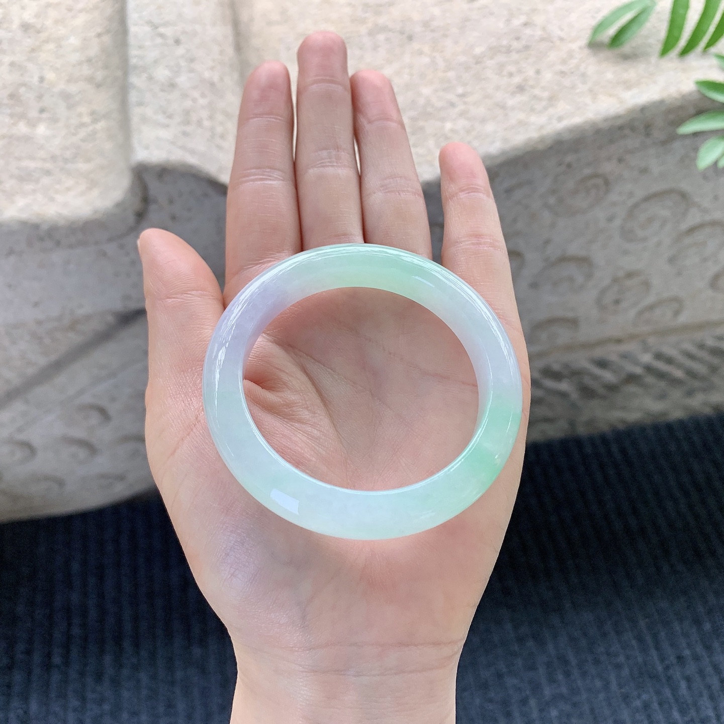 正圈50 51【圈口】51/9.8/8.2【编码】H1121419【描述】冰糯春彩，水润，种老，细腻，打灯有絮线