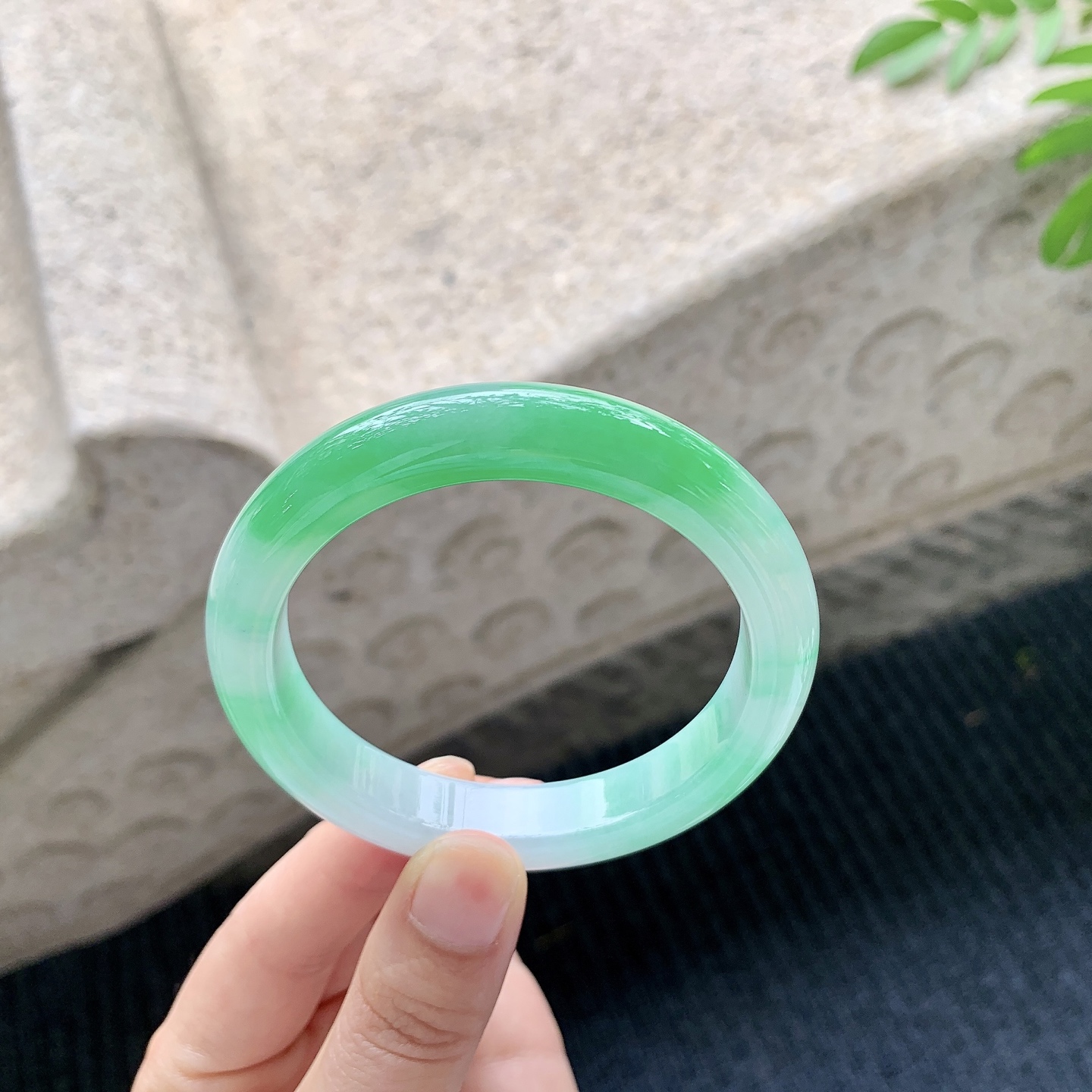 正圈55 56【圈口】56.2/11.7/8.5【编码】GH041542【描述】糯冰飘辣阳绿，水润，种老，细腻，无裂