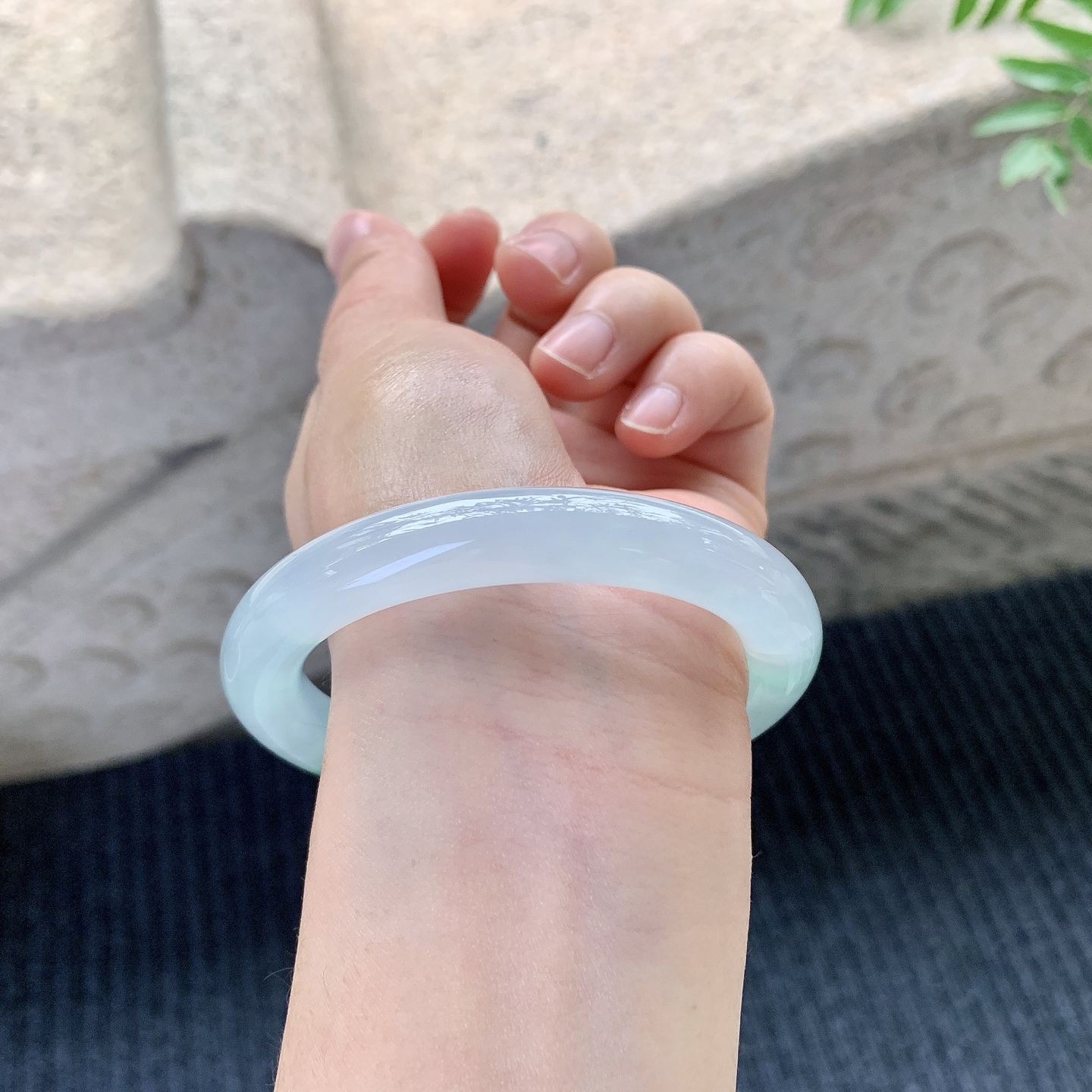 圆条55 56【圈口】56.9/10.3/9.9【编码】B2121416【描述】冰飘绿，清透，水润，种老，细腻，有纹线