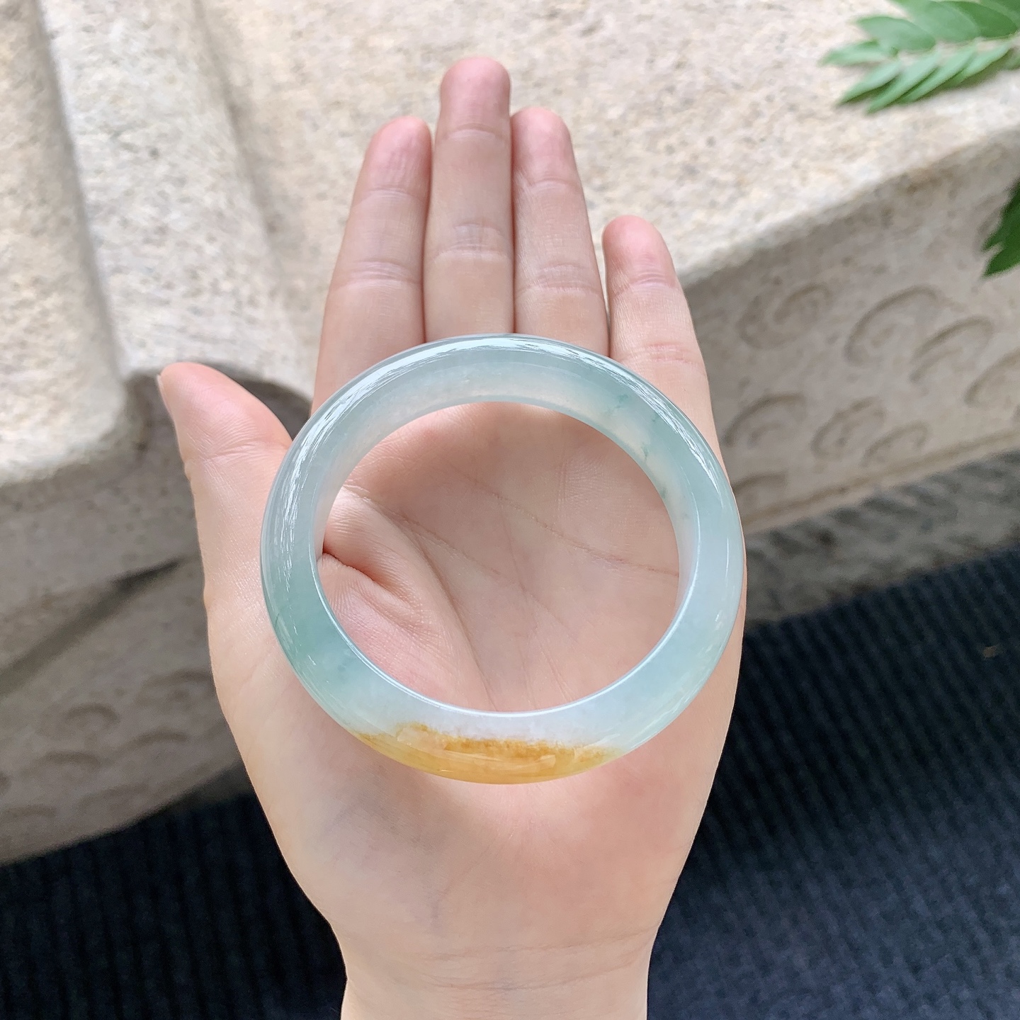 正圈52 53【圈口】53.5/12.4/8【编码】T6040919【描述】冰糯飘黄翡，水润，种老，细腻，无裂