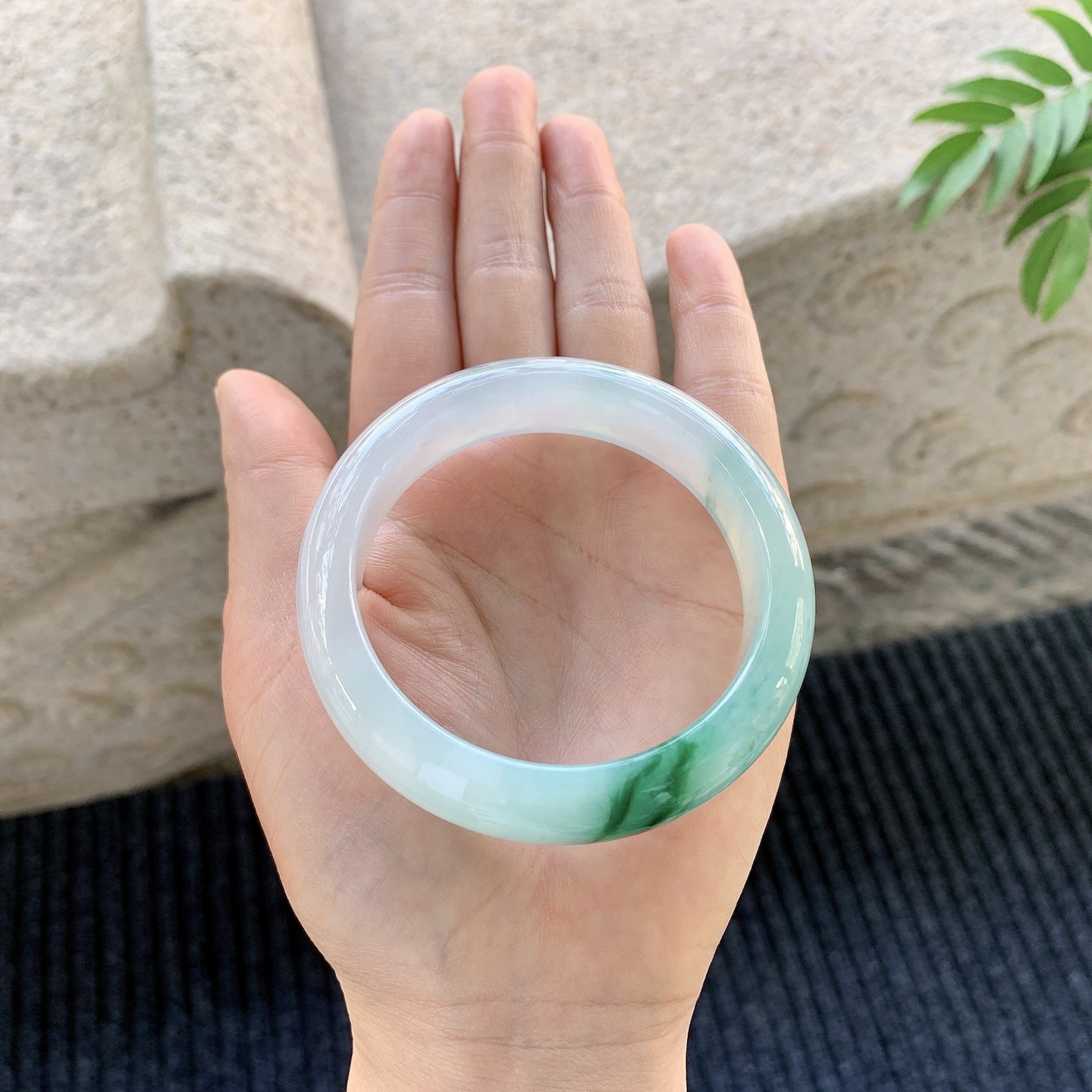 正圈53 54【圈口】54.3/13.7/8.4【编码】Q5033057【描述】冰糯飘绿，水润，种老，细腻，无裂