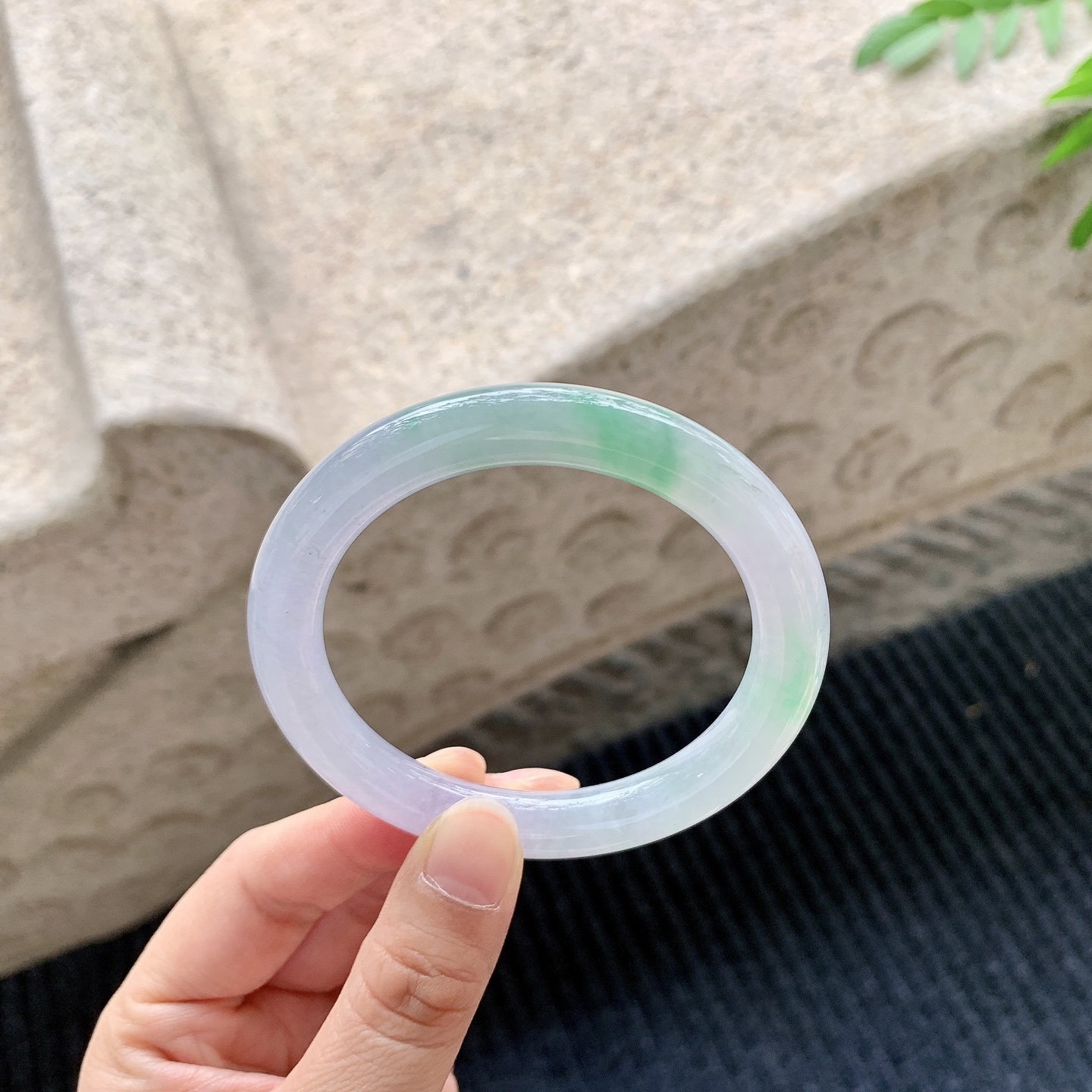 圆条54 55【圈口】55/9.1/9.3【编码】A2041509【描述】糯冰春彩，水润，种老，细腻，有纹线