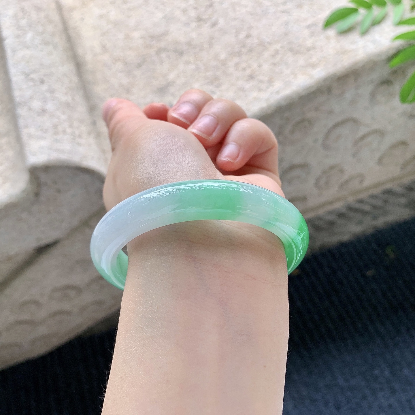 正圈55 56【圈口】56.2/11.7/8.5【编码】GH041542【描述】糯冰飘辣阳绿，水润，种老，细腻，无裂