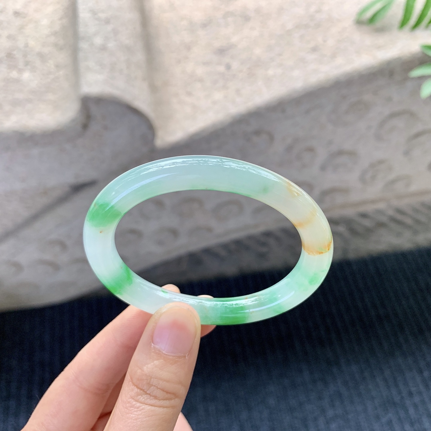 贵妃52 53【圈口】53/45/8.2/8【编码】B2121414【描述】冰糯黄加绿，水润，种老，细腻，打灯有纹线