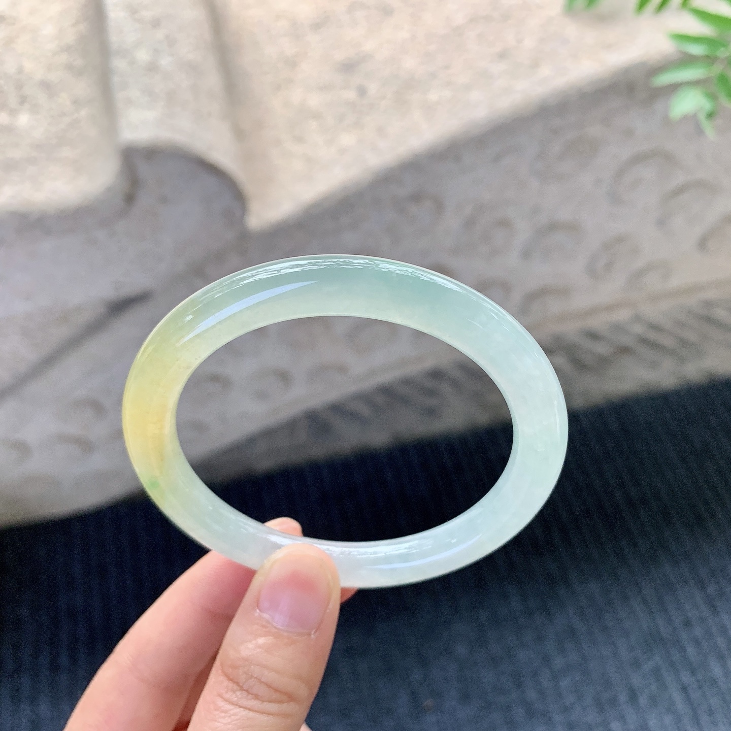 圆条55 56【圈口】56.8/8/8.7【编码】HC121429【描述】冰糯飘黄翡，水润，种老，细腻，打灯有絮线