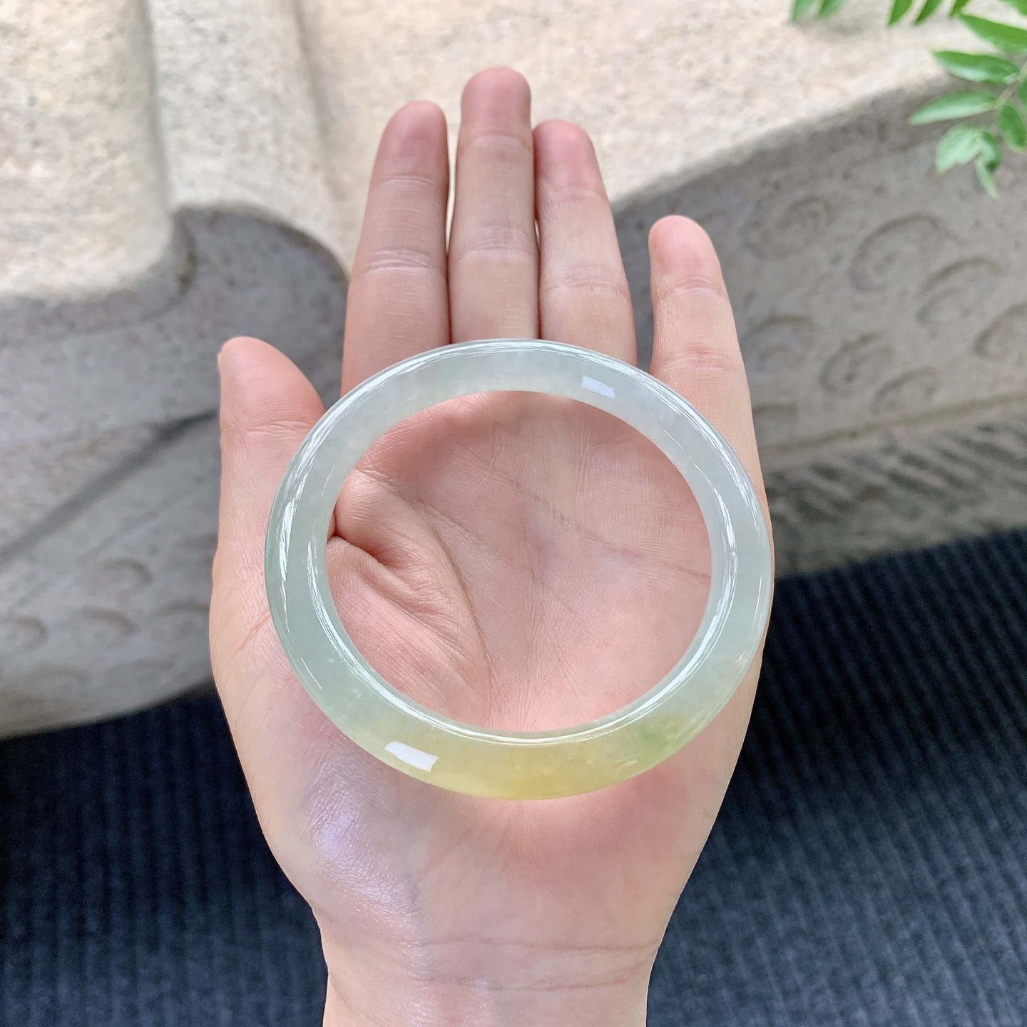 圆条55 56【圈口】56.8/8/8.7【编码】HC121429【描述】冰糯飘黄翡，水润，种老，细