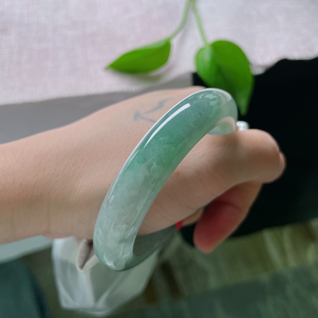 53/12/9，湖水蓝正圈，种老，饱满圆润，不艳不燥，是被岁月浸养的老玉，无裂，洒金，ss49798a