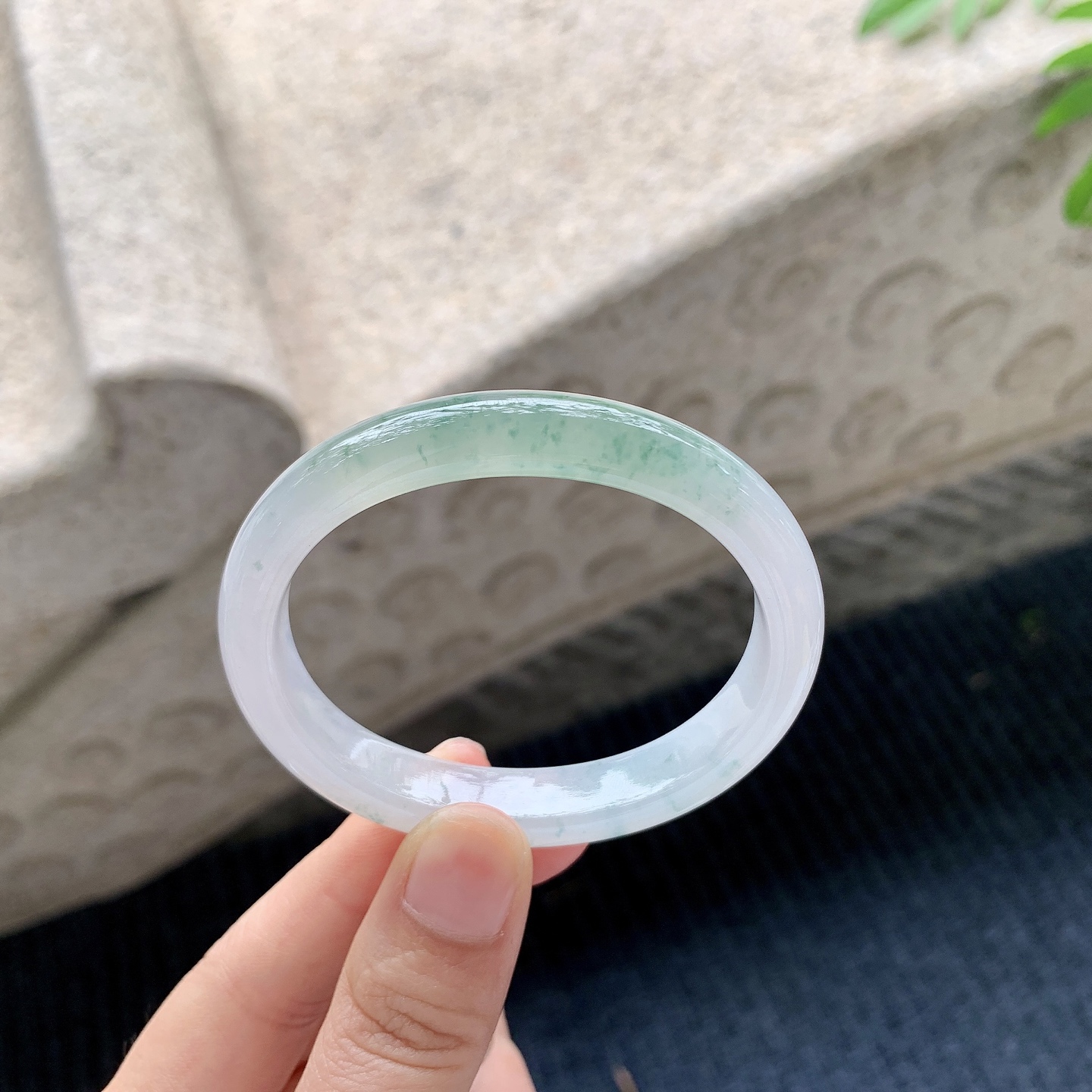 贵妃51 52【圈口】52.8/54.4/10/7【编码】A2041501【描述】糯冰飘花，水润，种老，细腻，有纹线