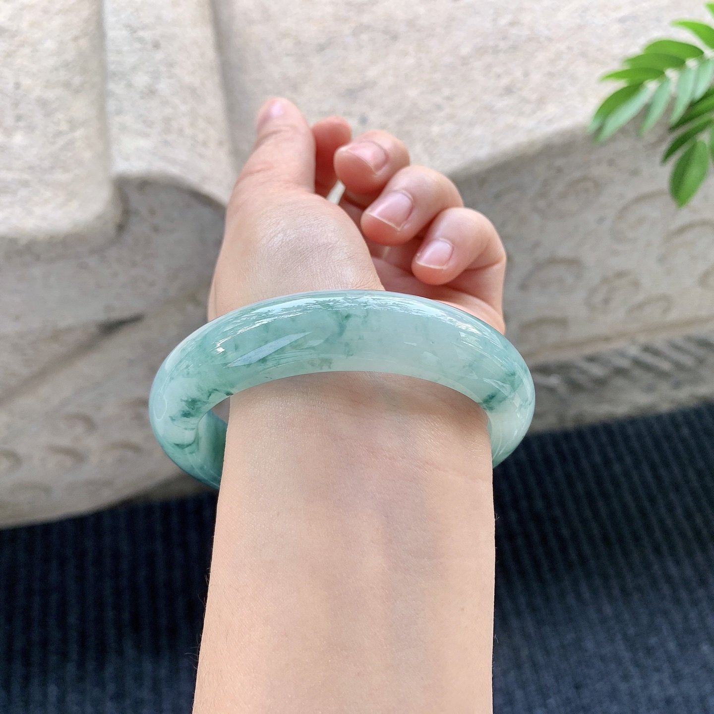 正圈59 60【圈口】60.2/14.5/9.6【编码】A1121230【描述】糯冰飘花，水润，种老，细腻，无裂