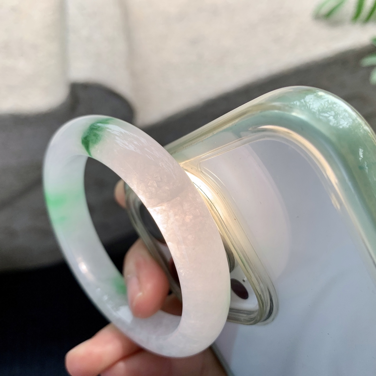 正圈51 52【圈口】52.8/11.5/8.3【编码】C5121415【描述】细糯飘绿，水润，种老，细腻，打灯有纹线