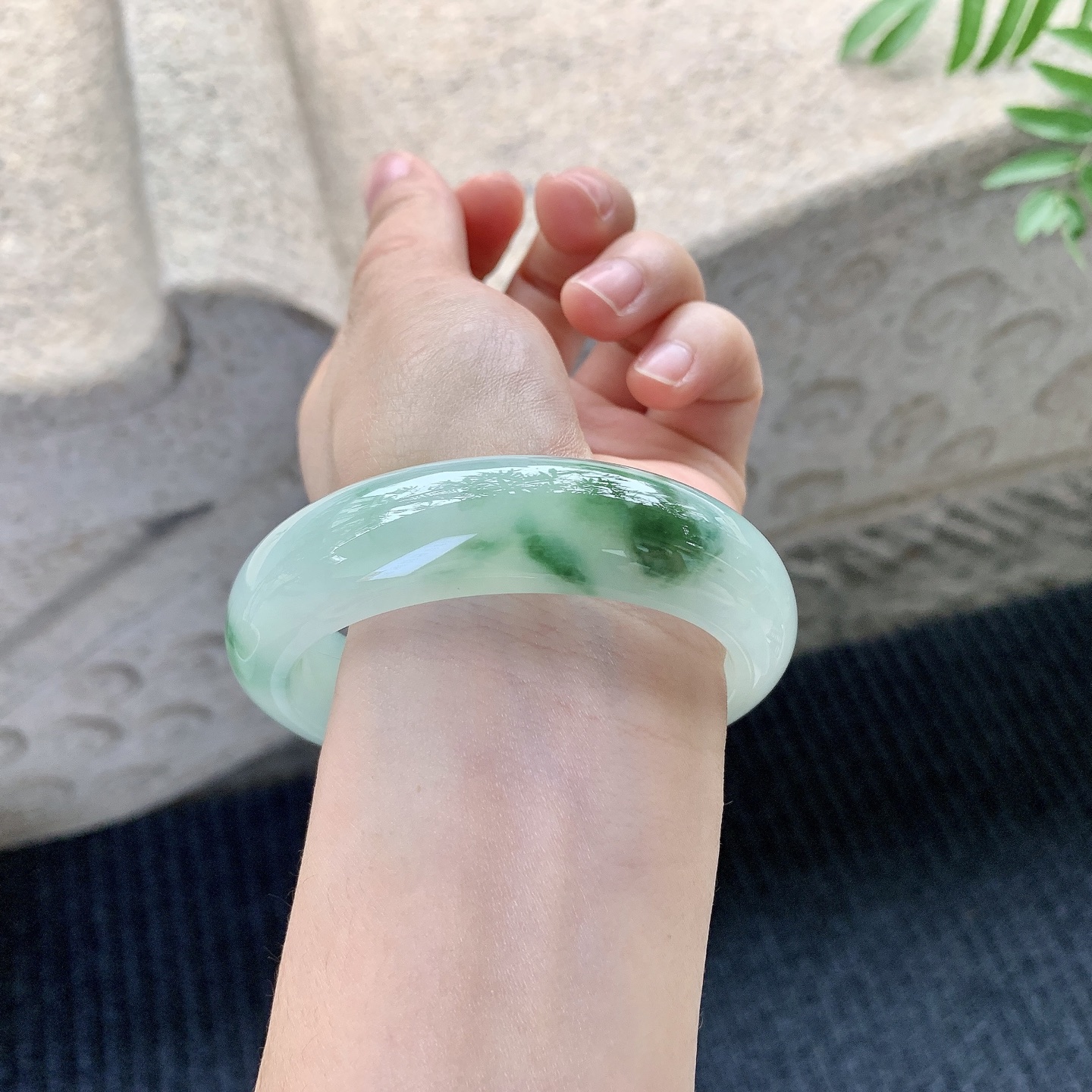 正圈56 57【圈口】57.7/16.3/9.5【编码】HC121428【描述】冰糯飘绿，宽版，水润，种老，细腻，无裂