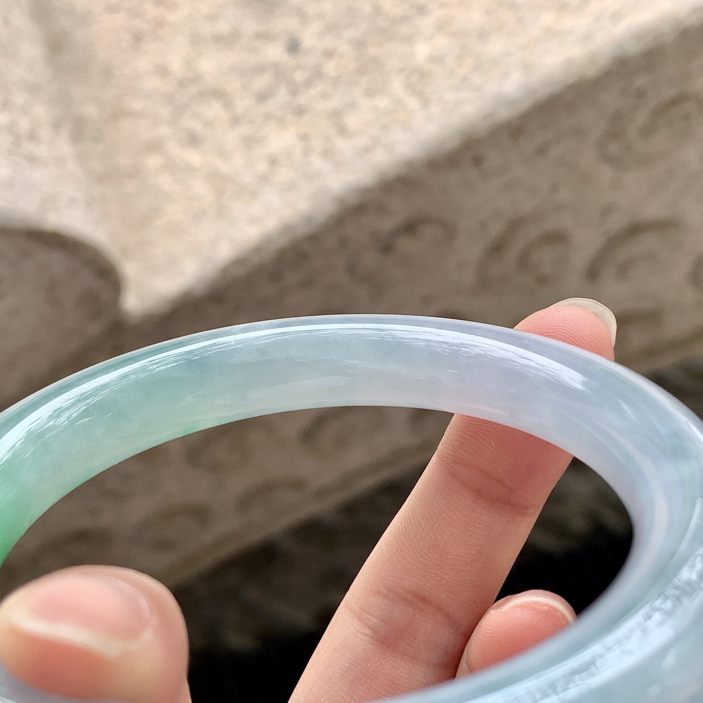 圆条55 56【圈口】56.8/10.7/10.2【编码】B2040815【描述】冰糯春彩，水润，种老，细腻，内侧有絮线