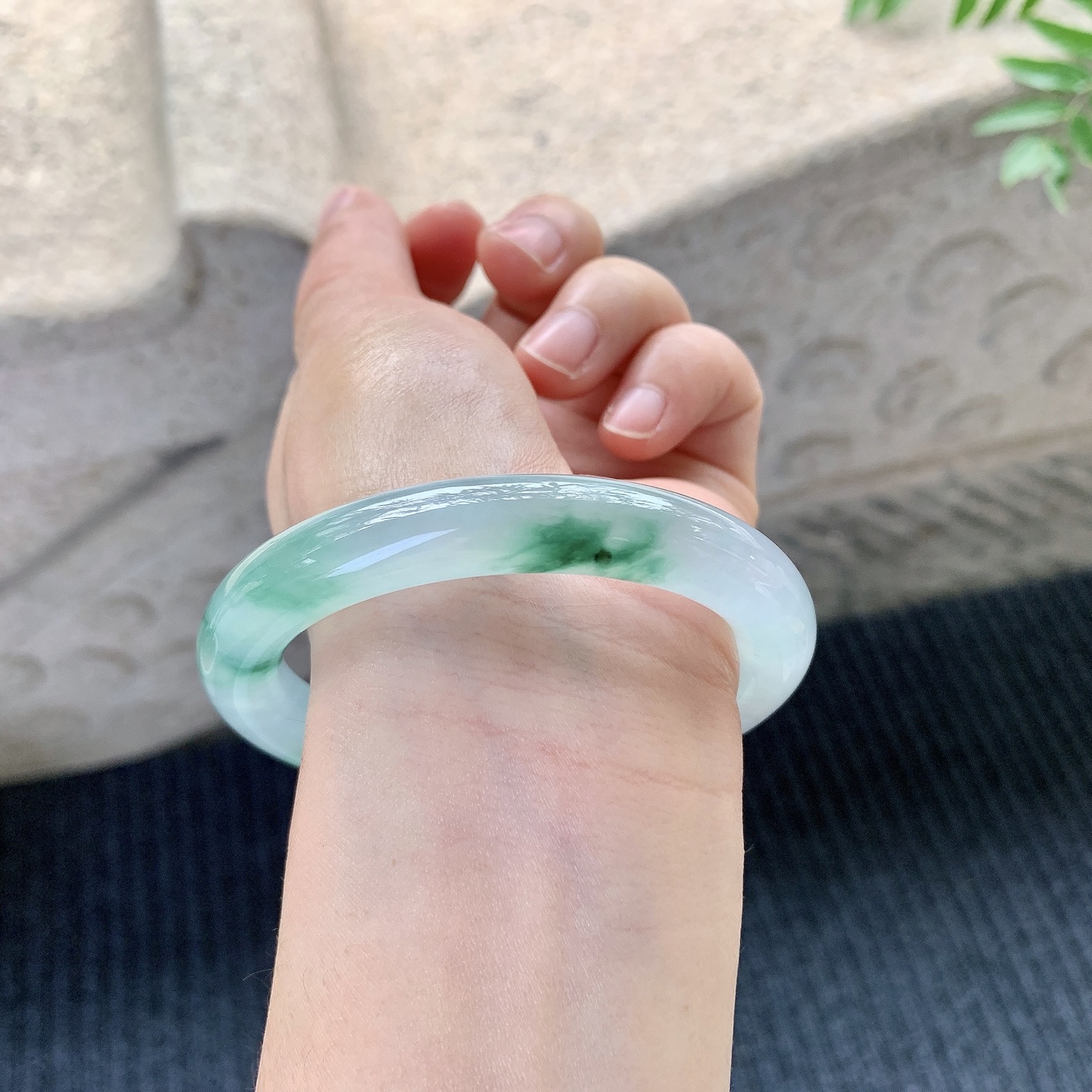 圆条55 56【圈口】56.9/10.3/9.9【编码】B2121416【描述】冰飘绿，清透，水润，种老，细腻，有纹线