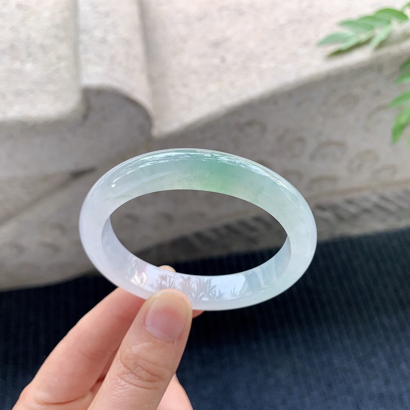 贵妃52 53【圈口】53.7/45.8/11.2/7.6【编码】A1121329【描述】冰糯飘绿，水润，种老，细腻，打灯有絮线